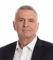 Chris Hartlage's Instagram, Twitter & Facebook