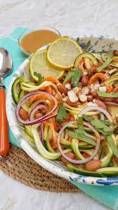 Salade De Nouilles De Courgettes Et Carotte Sauce A La Cacahuete Et Citron Vert Au Spiralizer La Salade Courgette Spaghetti De Legumes Salade De Nouilles