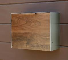 Dies Ist Ein Edelstahl Und Nussbaum Postfach Messen 14 5 W X11 5 H X 6 D Ich Entwarf Dieses Postfach Nach De Modern Mailbox Wall Mount Mailbox Mounted Mailbox