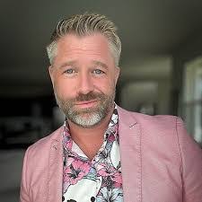 Stefanie Hooper's Instagram, Twitter & Facebook