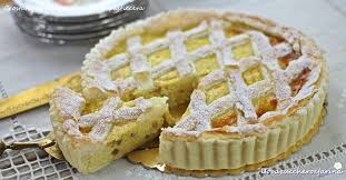 La crostata ricotta e cioccolato con questa ricetta viene buonissima, grazie alla presenza dell'amido e delle uova la crema di ricotta resta delicatissima con una consistenza tra un flan e una crostata alla crema, insomma una vera libidine, in assoluto la crostata alla ricotta più buona mai fatta!!! Crostata Di Ricotta Con Crema Pasticcera Ricetta Tradizionale Cucina Italiana