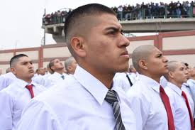 379 jóvenes de todo el país inician su servicio militar voluntario como  Grumetes Aspirantes en la Escuela de Grumetes de la Segunda Zona Naval.  Tras superar exámenes médicos, físicos y psicológicos, comenzarán