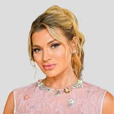 Sheila Capps's Instagram, Twitter & Facebook