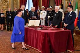 Lezzi viene eletta nel 2013 senatrice della xvii legislatura della repubblica italiana nella circoscrizione puglia per il movimento 5 stelle, vicepresidente commissione. Teresa Bellanova Insulti Al Ministro Ha La Terza Media E Quel Vestito