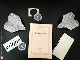 Un titre intriguant pour un roman noir déjanté, une dystopie glaçante et drôle à la fois, futuriste tout en parlant de notre société actuelle. L Anomalie Herve Le Tellier Pamolico Critiques Romans Cinema Series