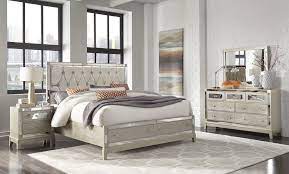 This king size bedroom set has a sophisticated and luxurious charm because of its curved headboard, the elegant carvings, and the matching case goods that are accented with gold hardware. Mirror Champagne King Set King Size B 2ns Dr Mr Mirror Champagne Global Furniture Usa Bedroom Sets Comfyco Furniture