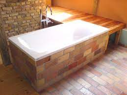 Das weiß geflieste badezimmer überzeugt mit einer badewanne und ist mit einem großen fenster versehen, sodass viel tageslicht hineinscheinen kann. Pin Auf Badezimmer