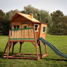 Die spielveranda erweitert den sandkasten um eine schöne, überdachte spielecke, quasi ein spielhaus, und wird nach dem spielen über den sandkasten gerollt um den sand vor schmutz und regen zu. Garten Spielhaus Stelzenhaus Max Asymmetrisch Holz Braun Grun Mit San