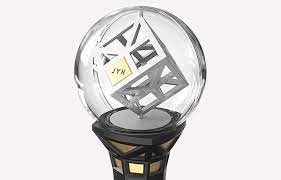 cnblue 鄭容和黑 金 白配色個人手燈正式發行 kpopn jung yong hwa cnblue football helmets