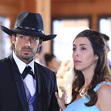 Arturo, the eldest, is in charge of alma, flavio and samuel. Tierra De Reyes Temporada 1 Capitulo 156 Tierra De Reyes Capitulo 156 Cayetana Descubre A Leonardo Con Isadora Telemundo