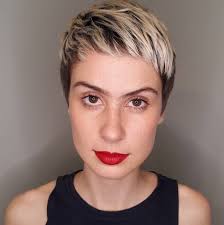 Since, the oblong face is narrower length wise, one must keep the tresses in such a manner that they create an illusion of width. 30 Flattering Hairstyles For Long Faces You Ll Want To Try In 2020