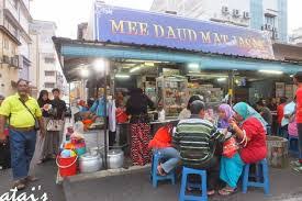 Panaskan minyak tumis bawang putih hingga garing. Mee Kari Hj Daud Mat Jasak
