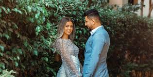 وكانت منة عرفة أثارت الجدل مؤخرًا حول طبيعة علاقتها، بالطبيب والـيوتيوبر علي غزلان، فقد ظهرت في صور رومانسية على الثلوج، إضافة إلى ظهورهما المتكرر في مقاطع فيديو وصور. Ø¨Ø¹Ø¯ Ø¥Ø¹Ù„Ø§Ù† Ù…Ù†Ø© Ø¹Ø±ÙØ© Ø®Ø·ÙˆØ¨ØªÙ‡Ø§ Ø¹Ù„ÙŠ ØºØ²Ù„Ø§Ù† ÙŠÙˆØ¬Ù‡ Ø±Ø³Ø§Ù„Ø© Ø±ÙˆÙ…Ø§Ù†Ø³ÙŠØ© Ù„Ø®Ø·ÙŠØ¨ØªÙ‡ ÙØ±Ø­ Ø´Ø¹Ø¨Ø§Ù† Ù…Ø¬Ù„Ø© Ø§Ù„Ø­Ù‚ÙŠÙ‚Ø©