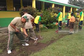 Gotong royong juga dapat diartikan. Koramil 18 Gl Bersama Guru Dan Siswa Gotong Royong Bersihkan Sekolah Antara News Sumatera Utara