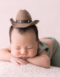 HAPPY FAMILY💞 Coleen Garcia and Billy Crawford updated their family  portrait to celebrate their youngest baby, Austin, turning one month old.  Coleen said that the photoshoot marked their older son Amari's first