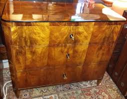 Die schmalen holzgriffe passen perfekt zu dem schlichten design und sind darüber hinaus angenehm in der handhabung. Biedermeier Kommode Mit 3 Schubladen Nussbaum Wurzelfurniert 1840