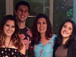 Tv globo tati machado elogiou fátima , que completou 58 anos recentemente. Fatima Bernardes Se Derrete Ao Mostrar Talento Da Filha E Deixa Internautas Impressionados Tv Foco