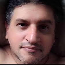 Definitivamente cualquiera puede hacernos erizar la piel, cualquiera puede  alborotar nuestros sentidos, haciéndonos sentir muchas emociones y  sensaciones asociadas a una liberación hormonal, que responde a un proceso  químico y biológico de