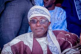 BREAKING: Kiambu's CFO Mr. William Kimani, aka ' *Tenderpreneur  Extraordinaire* ,' spotted playing hide-and-seek with the EACC — this time  using a police officer as a human shield. Kimani, well-known for turning