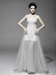 L'abito da sposa corto davanti e lungo dietro con tanto di strascico è una delle tendenze 2016 che abbiamo visto sfilare sulle ultime ultime passerelle ma la tendenza del momento è l'ampia e lunga gonna applicata sul mini abito da togliere dopo la cerimonia per sfoggiare una silhouette mozzafiato. Abiti Da Sposa Corti Lemienozze Shop