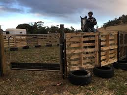 Round Yard Made Out Of Pallets Star Pickets And Tyres Horse Shelter Round Pens For Horses Horse Pens