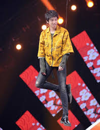 华晨宇穿恨天高大秀音乐天赋，172的身高，182的才华！-米娜时尚网