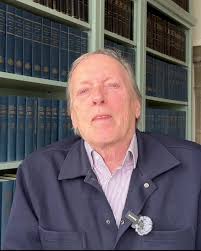 Inget seriöst företag, säkerhetsavdelning eller bank ber om värdesaker,  kortuppgifter, kod eller bank-id. Varken vid hembesök, mejl, sms eller när  de ringer dig.