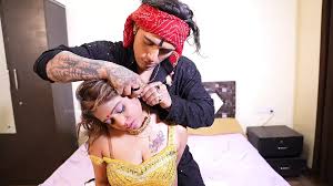 アンゴラ村長の変身- 非日常の彼女に触れる瞬間