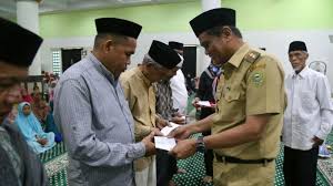 Lowongan pegawai bpjs kesehatan ditunjukkan bagi masyarakat indonesia lulusan minimal d3 nah, jika tertarik menjadi pegawai bpjs, maka silakan daftarkan diri dan lengkapi syarat ketentuannya. Ribuan Guru Mengaji Terima Insentif Dari Pemkab Barru Segini Besarannya Tribun Timur