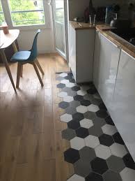 Duo De Choc Pour Delimiter L Espace Parquet Pour La Salle A Manger Carreaux De Ciment Hexagonaux Hqu Parquet Cuisine Cuisine Blanche Et Bois Cuisine Moderne