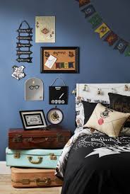 Designed to look like hogwarts, the calendar has the hogwarts crest on the side, alongside assorted small magic themed designs, including harry's iconic lightning. Primark Decoracao Quarto Harry Potter Decoracao Harry Potter Ideias De Decoracao