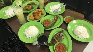 Deep fried catfish served with balado sauce. Https Pekanbaru Tribunnews Com 2021 05 01 Ternyata Ini Triknya Begini Cara Membuat Martabak Terang Bulan Menggunakan Teflon Https Cdn 2 Tstatic Net Pekanbaru Foto Bank Images Resep Dan Cara Membuat Martabak Mini Manis Jpg Martabak Martabak