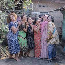 Kami adalah kumpulan sahabat yang ingin mencari kesuksesan bersama. Sukses Di Youtube Ini Potret Asli Para Pemain Serial Warintil