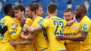 Dicke regenwolken hängen über der stadt. 2 Bundesliga Eintracht Braunschweig Siegt Corona Chaos Droht