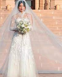 Priyanka chopra jonas so viel arbeit war ihr hochzeitskleid. Pin By Daniele Nalim On Bollywood Actress Priyanka Chopra Wedding Celebrity Wedding Dresses Wedding Dresses