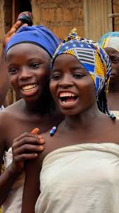 Los bailarines Yakouba que participan en este ritual suben a zancos altos,  lo que les permite realizar movimientos ágiles y acrobáticos mientras  llevan máscaras elaboradas. Estas máscaras suelen ...