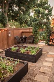 Kundenspezifische Gartenkasten In Einem Kies Und Plattenweg In Dieser Sussen Kleinen Seite Mydesign Blog Garden Boxes Concrete Garden Front Yard Garden
