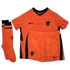 Een speler van het braziliaanse elftal tijdens een wedstrijd in het gele shirt, waar de bijnaam kanaries zijn oorsprong vindt. Holland Home Shirt Euro 2020 Mini Kit Kids Www Unisportstore Com