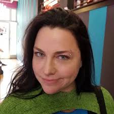 Uhmmm el piercing volvió.