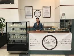Eis mit vanillegeschmack, schokoladensauce (18%) und kakaohaltiger fettglasur überzogenen gebäckstückchen. D Vine Cookies Dough Celebrates New Center Store Opening With Free Samples Sept 17 The Hub Detroit