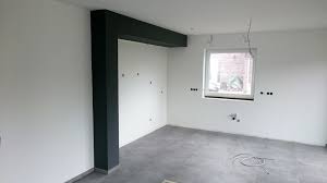 Beim decke tapezieren mit vlies oder glasfaser wird der kleister* zunächst auf die fläche aufgetragen und die tapetenbahnen anschließend direkt angedrückt. Malerarbeiten Malervlies Kleben Und Streichen In Eigenleistung