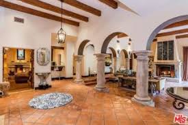 The model and keeping up with the kardashians star kendall jenner lives here in the luxurious mulholland estates. Kendall Jenner Buys Beverly Hills House In Mulholland Estates Observer
