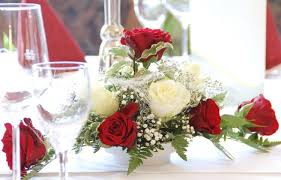 Tischgesteck Fur Hochzeit Rote Und Weisse Rosen Tischgestecke Hochzeit Dekoration Hochzeit Tischdekoration Hochzeit Blumen