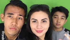 Belum lama ini ariel sempat melakukan sesi pemotretan dengan konsep yang tidak waduh gayanya ky pose yg d flm titanic yg lg d lukis, tambah netter lain. Gara Gara Ini Ariel Tatum Tak Akui Adiknya Sendiri