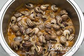 Desde caracoles con arroz, en guisos con pescados o carnes o, como en este caso, caracoles sazonados y mezclados con sencillos condimentos. Como Hacer Caracoles En Salsa Picante Con Setas Burruezo 0Âº