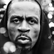 FamiliaHU hoy 4 de Octubre 2024 está cumpliendo 60 años este señor Jonathan  Burks , más conocido @jazokkmg antes The Jaz, es un rapero y productor de  discos activo desde finales de