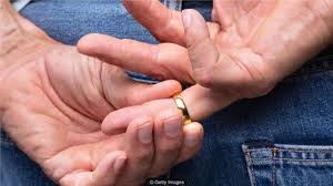 (to have an extramarital affair). å©šå§»ä¸Žæ„Ÿæƒ…ä¸å¿ çš„è®¨è®º ä½•ä¸ºå©šå†…å‡ºè½¨ Bbc è‹±ä¼¦ç½'