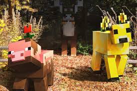 These statues will contain a scannable qr code, which unlocks a special adventure in minecraft earth. Microsoft S Minecraft Places Interactive Statues In Three Cities