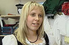 Drautalerin stellt Trachten-Hauben her