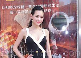 Jun 23, 2021 · 网易娱乐6月23日报道 22日，有网友晒出在上海外滩偶遇王思聪的视频。视频中，王思聪和美女一同从饭店走出，贴心为美女开车门，随后两人一同坐着红色豪车，十分拉风。 此前报道：不受孙一宁影响？王思聪与男友人外出手. çŽ‹æ€ä½³å©šç¤¼å€'æ•°ç´§å¼ æ–‡åŒ–å·®å¼‚è¶£äº‹å¤š å¤§çºªå…ƒ